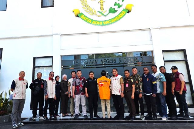 OJK Serahkan Dirut PT BPR SAWA Tersangka Dugaan Tindak Pidana Perbankan ke Kejari Sidoarjo