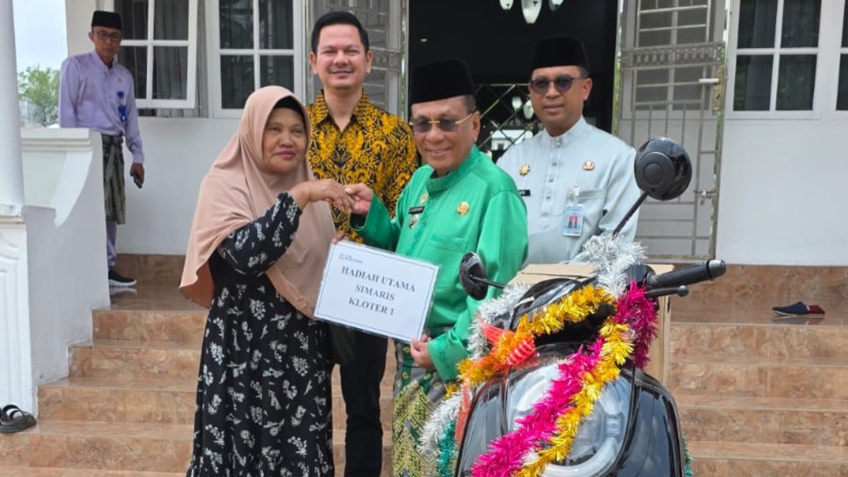 Wan Muhammad Kudri Dirut Bank Rohil Dampingi Bupati Haji Bistamam Serahkan Hadiah Motor SIMARIS kepada Warsini