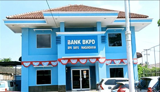 Perumda BPR BKPD Pangandaran Gandeng Mahasiswa KKN Unigal Ciamis Pelatihan Pupuk Organik Cair