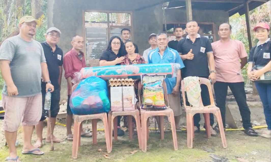 Tempuh 4 Kilometer dan Lewati Sungai, Gerakan Peduli Bantu Lansia Korban Kebakaran