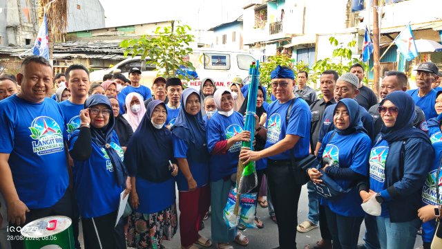 Gerakan Langit Biru, Laskar Biru Demokrat Kota Bekasi Ajak Warga Kerja Bakti di Masjid