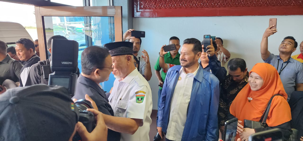 Cara Anies Buat Millenial di Padang Tertawa Bahagia