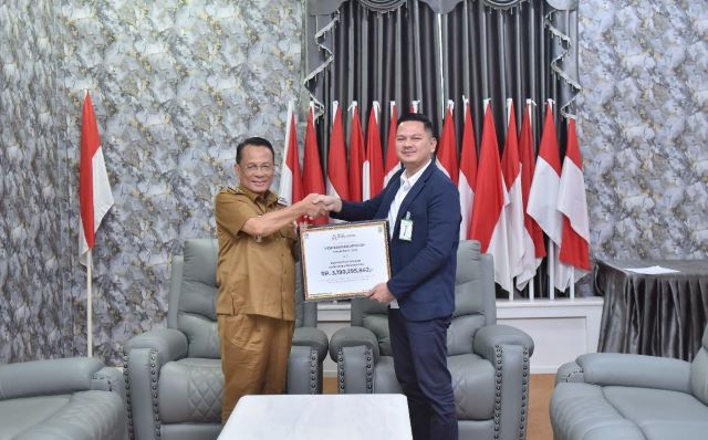 BPR Rokan Hilir Serahkan Dividen Rp 3,19 Miliar kepada Pemkab Rohil