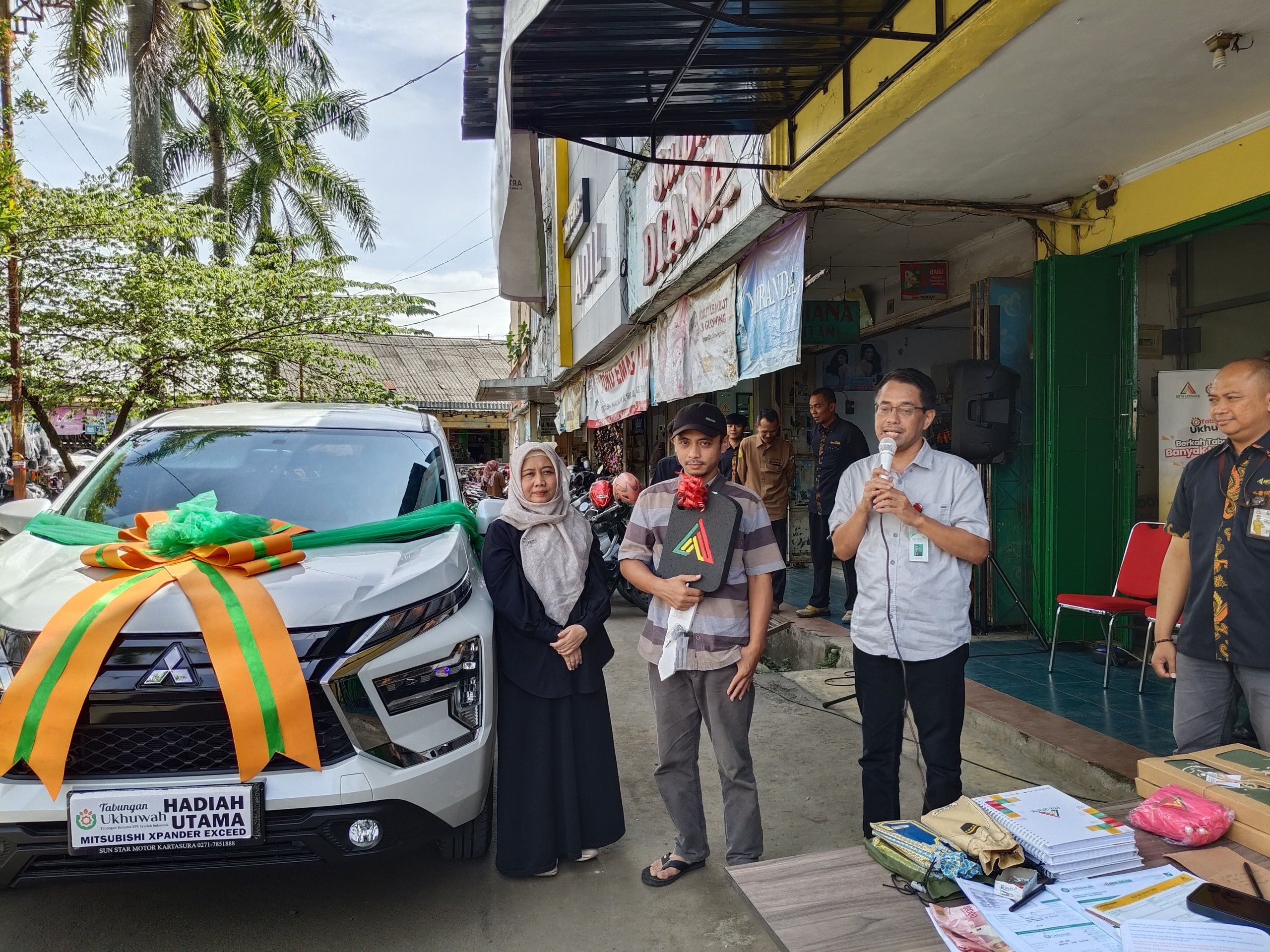 HIMBARSI Serahkan Hadiah Utama Tabungan Ukhuwah Mitsubishi Expander Kepada Teguh Cahyono