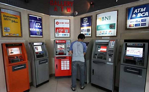 Transaksi ATM Lesu: Pergeseran Masif Pengguna ke Platform Digital Non-Tunai