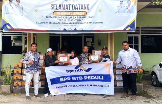 Peduli Korban Banjir di Kota Mataram, BPR NTB Serahkan Bantuan Kemanusiaan