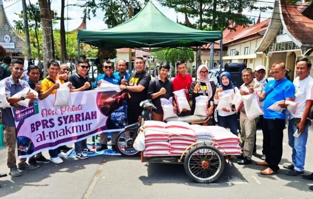 BPR Syariah Al-Makmur Salurkan Bantuan untuk Korban Kebakaran Pasar Payakumbuh