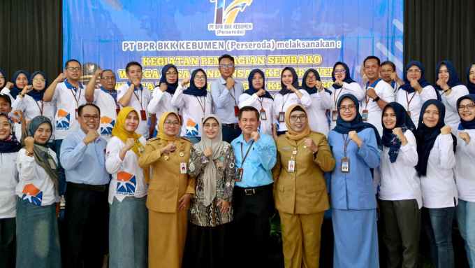 Baksos Rayakan HUT ke-17, BPR BKK Kebumen Bagikan 1.100 Paket Sembako dan Layanan Dokter Spesialis