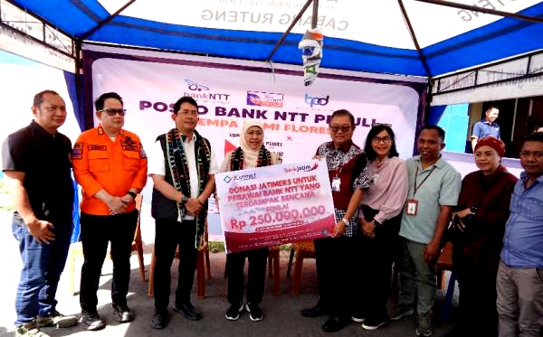 Peduli Korban Bencana, Pemprov Jatim dan Bank Jatim Serahkan Bantuan untuk Warga NTT