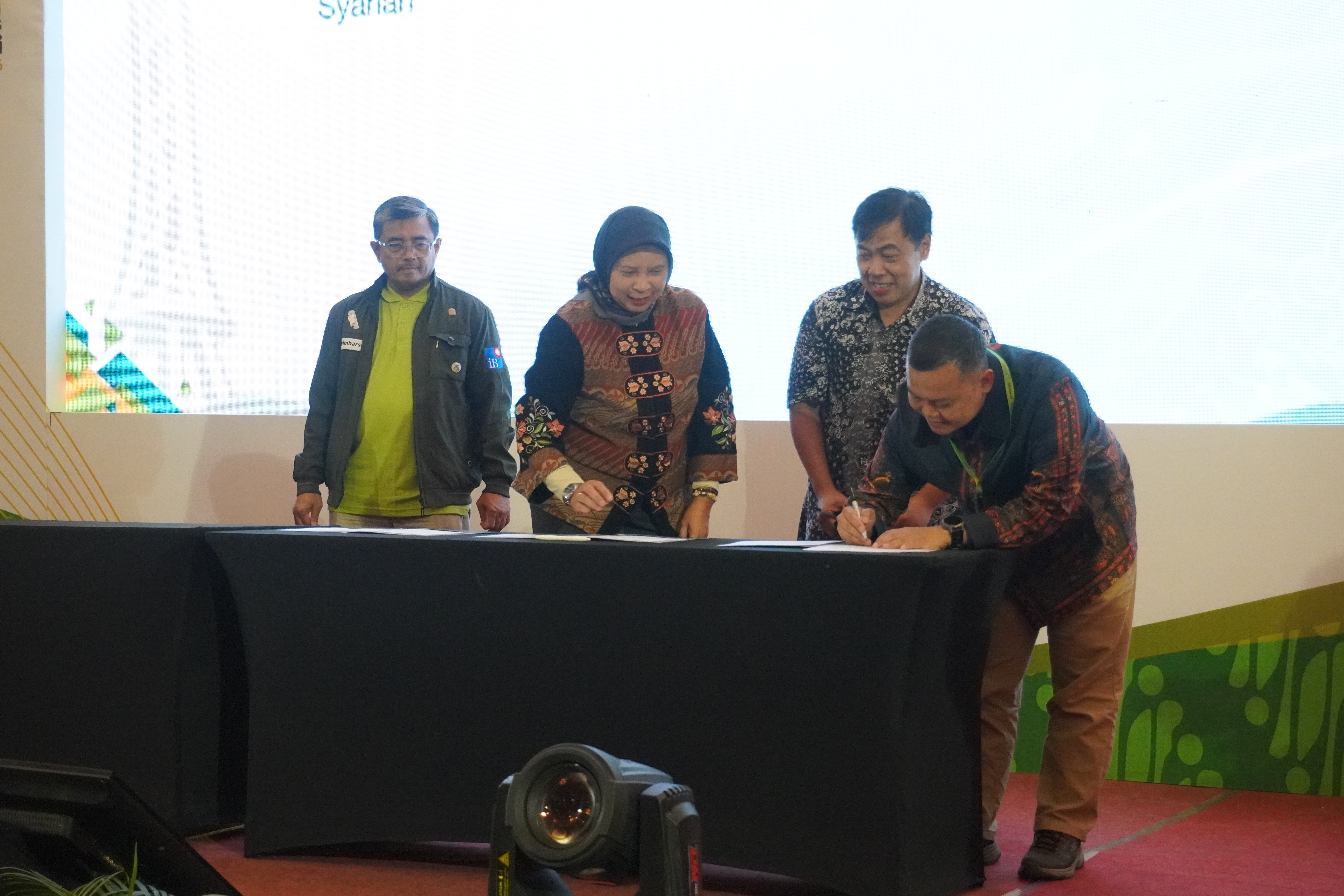 Foto : Penandatangan MoU Signing Ceremony yang disaksikan Wakil Ketua Umum I, HIMBARSI Muhammad Haikal (Kiri).