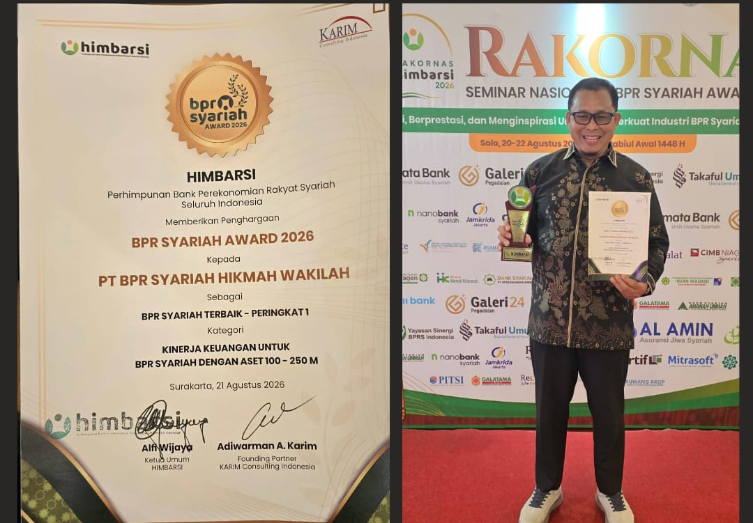 Foto : Direktur Utama BPR Syariah Hikmah Wakilah Sugito menerima Trophy dan sertifikat atas anugerah dari BPR Syariah Award 2026.