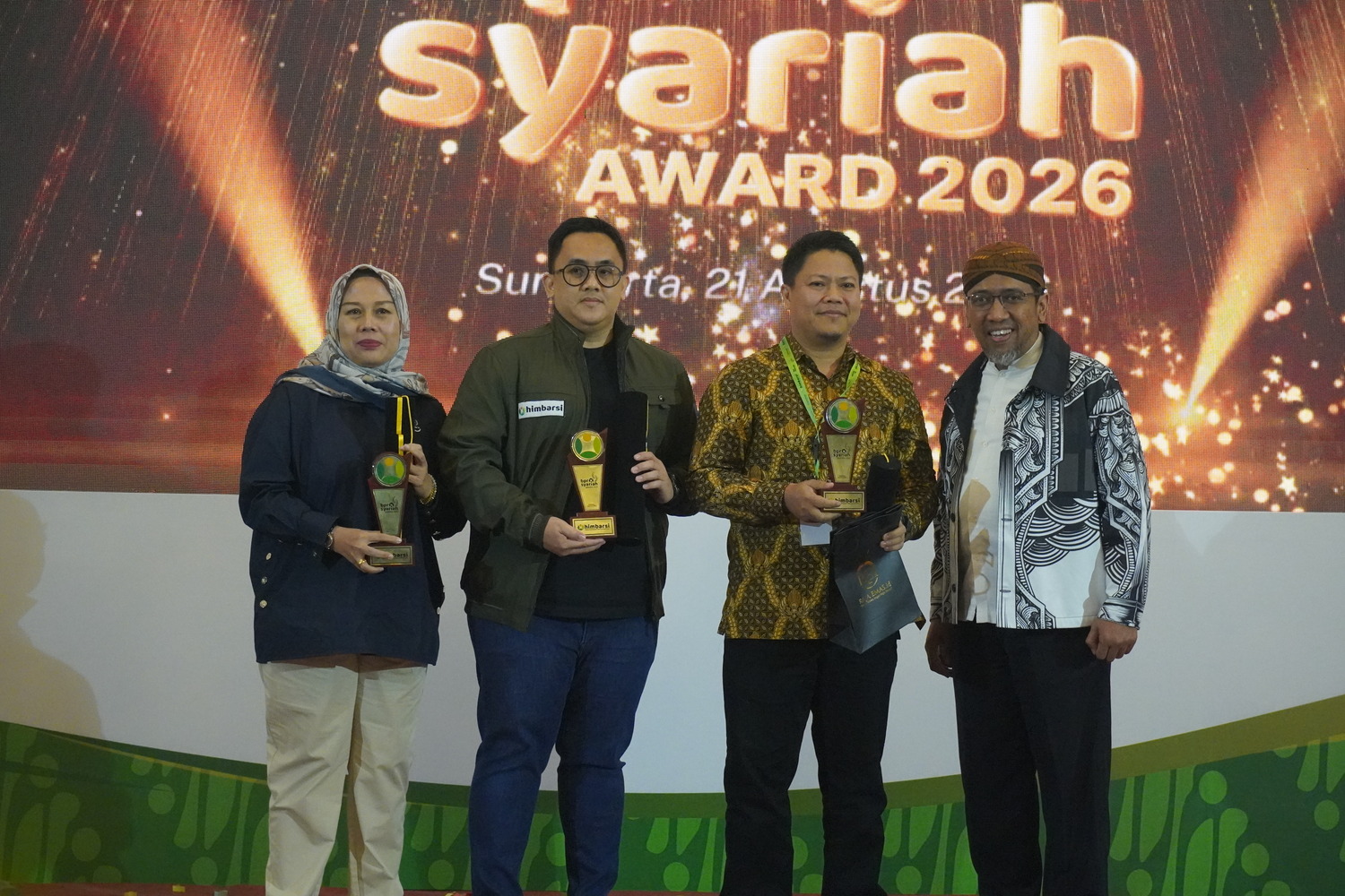 Foto:&nbsp;Direktur Utama Bank Dinar Ashri, Mustaen (kanan) bersama para penerima penghargaan pada kategori BPR Syariah Dengan Kinerja Keuangan Terbaik dengan Aset diatas Rp 250 miliar.