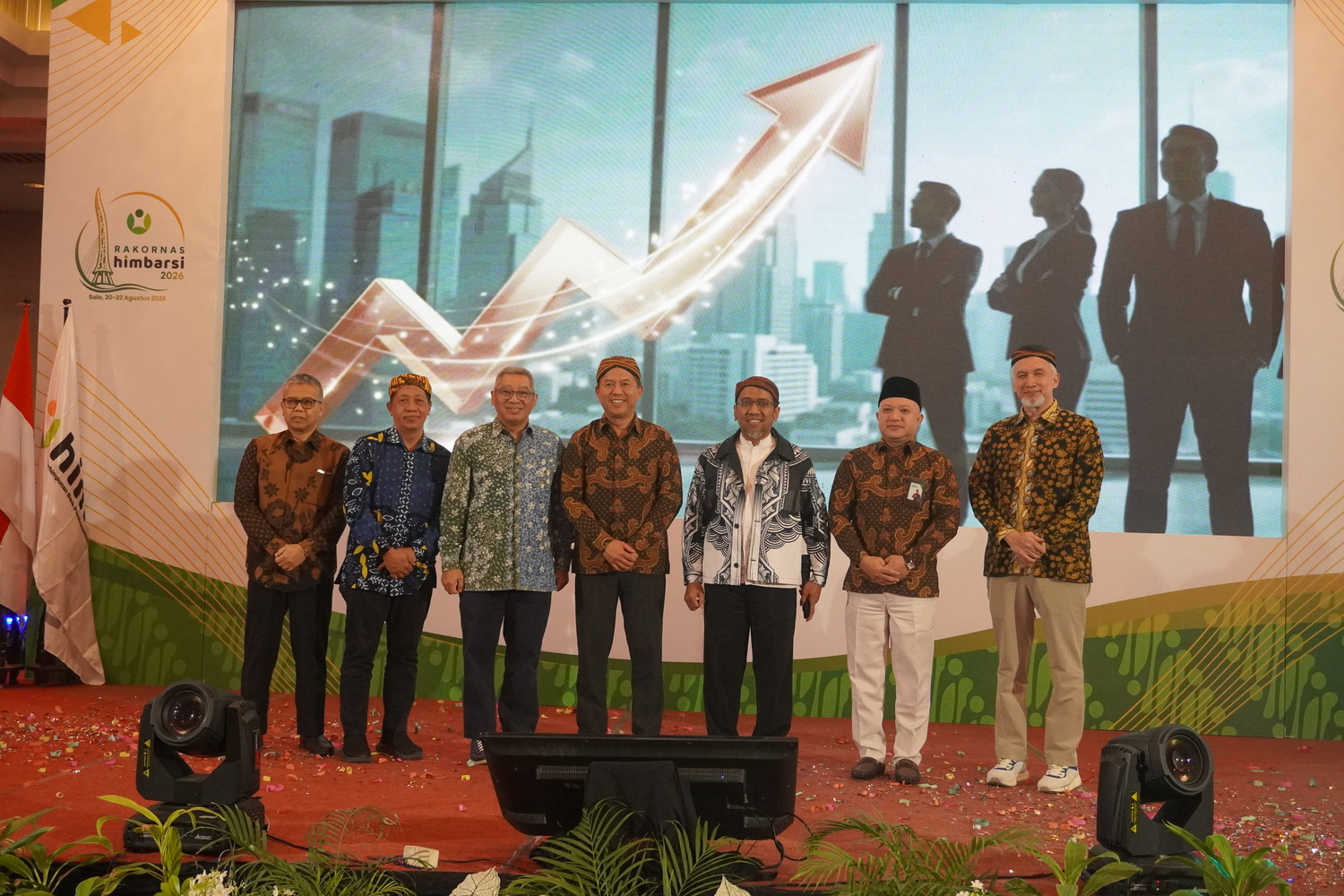 Foto: Ketua Umum HIMBARSI, Alfi Wijaya (tengah kanan) berada diatas panggung bersama para pengurus DPP dan DPW ditemani pakar ekonomi syariah Adiwarman Karim (kanan).