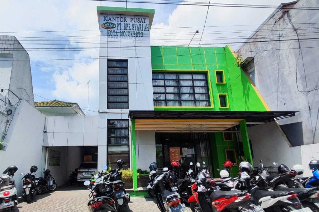 Sekretaris Daerah Kota Mojokerto menerima dokumen Keputusan Tindak Lanjut Status Pengawasan BPRS di Kantor OJK Jawa Timur, Surabaya.